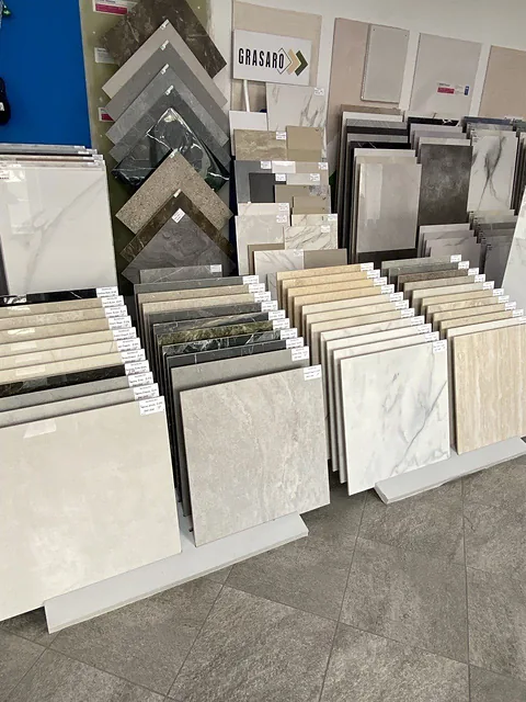Стойка с образцами керамогранита разных форматов